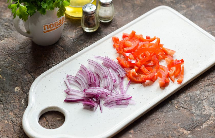 1. Этап. Мексиканский салат с говядиной: Лук и перец нарежьте полосками.