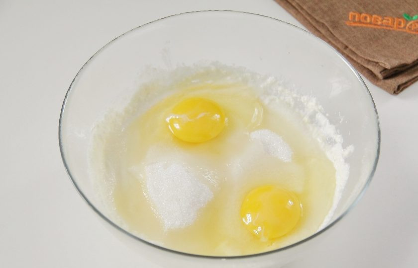 1. Этап. Творожная запеканка с хурмой: Добавьте оставшийся сахар и яйца.