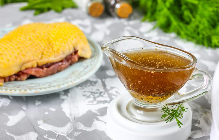 1. Этап. Маринад для утиной грудки: Тщательно перемешайте - маринад полностью готов. Перелейте его в соусник или выливайте сразу на мясо.