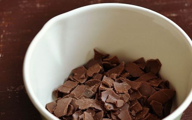 1. Этап. Конфетки: Возьмите плитку черного шоколада хорошего качества и поломайте ее на кусочки. Положите их в сотейник или в маленькую кастрюльку.