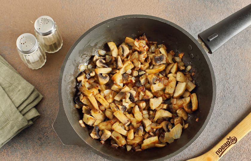 1. Этап. Жульен из куриной печени: Добавьте нарезанные кубиками грибы и готовьте все вместе еще около 5 минут.