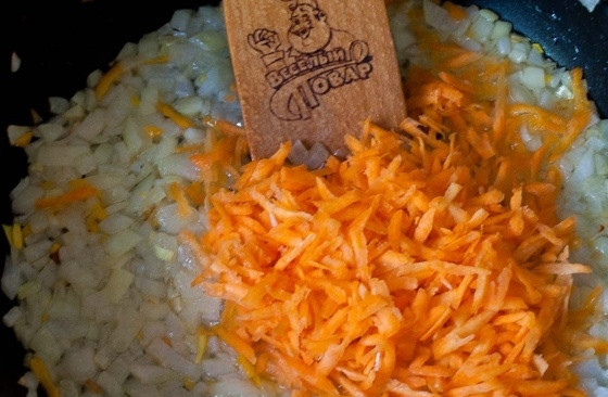 1. Этап. Суп из колбасного сыра: Морковь и лук почистите и измельчите. Обжарьте овощи до золотистого цвета в масле.