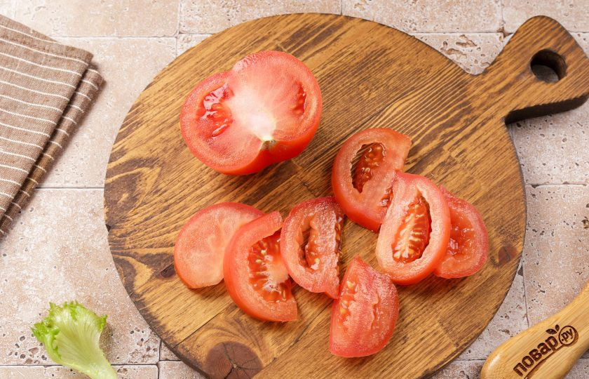 1. Этап. Салат с сыром, помидором и соевым соусом: Помидор помойте и нарежьте дольками.