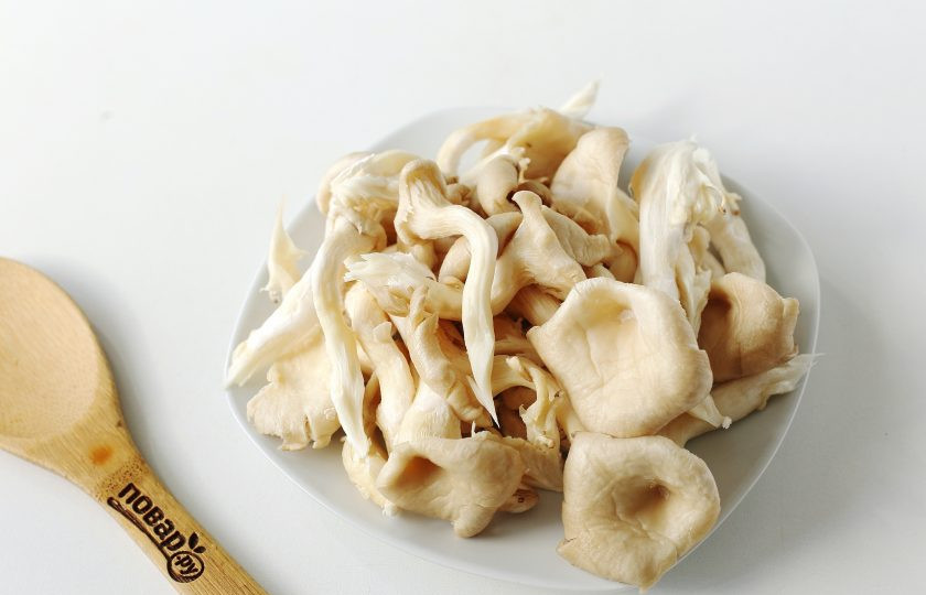 1. Этап. Картошка с грибами в казане: У меня вешенки (не лесные). Их нет необходимости отваривать или мыть заранее. Достаточно их протереть сухой чистой салфеткой и разобрать руками. Благодаря такому способу вешенки в процессе приготовления не пустят воду и будут не тушиться, а жариться. Грибы получаются упругие и очень вкусные.