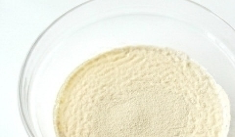 1. Этап. Пирог со щавелем: В небольшой емкости смешиваем воду с молоком и слегка подогреваем. Высыпаем туда дрожжи и сахар.