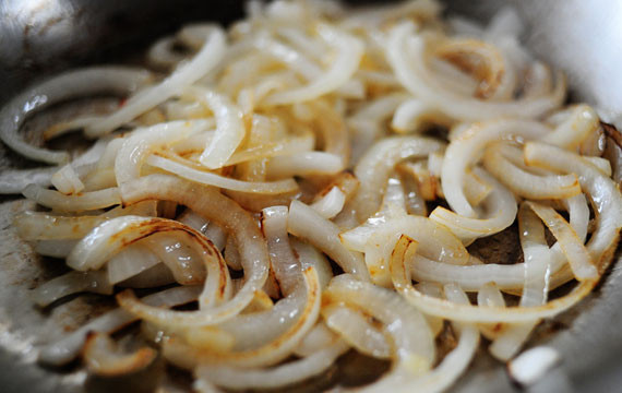 1. Этап. Мясо в соевом соусе: 5. На сковороде разогреть небольшое количество растительного масла и отправить туда лук. Обжарить на среднем огне до золотистого цвета.