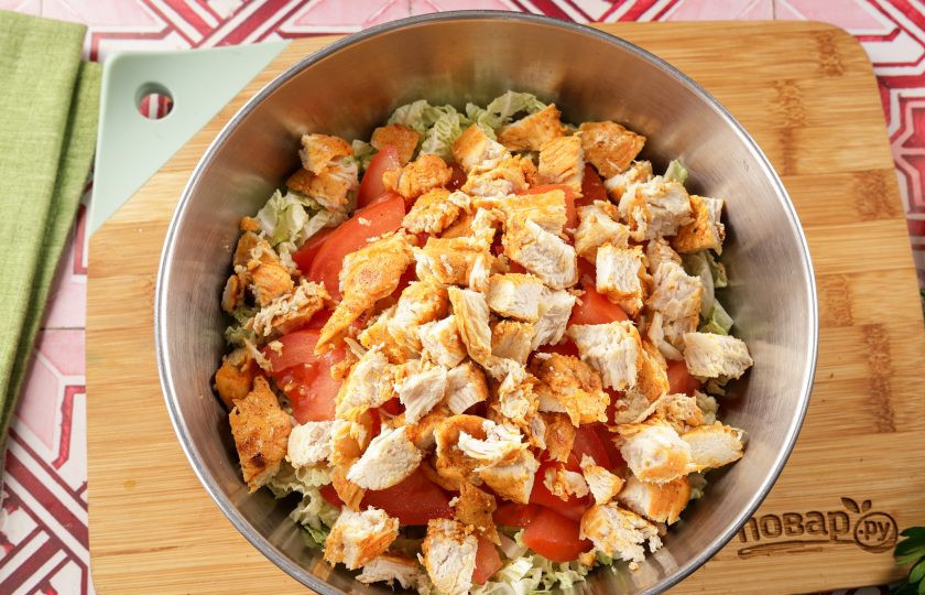 1. Этап. Салат с курицей, помидором и пекинской капустой: Остывшую грудку нарежьте кубиками.