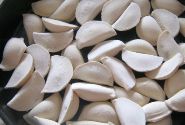 1. Этап. Запеканка из пельменей Ленивая жена: Форму для выпечки смажьте растительным маслом, поставьте ее в духовку на 2 минуты. К подогретой форме не будут прилипать пельмени. Выкладываем замороженные пельмени в форму, солим и перчим.