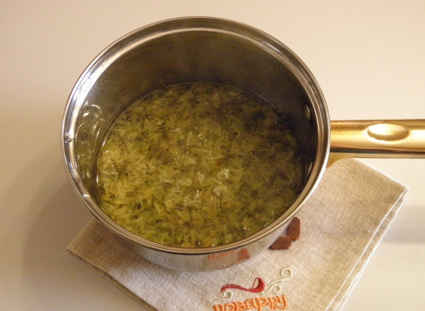 1. Этап. Варенье из акации: 3. Сваренным сиропом залейте цветочки. Варите смесь на медленном огне в течение 35-40 минут. Не забывайте постоянно помешивать.