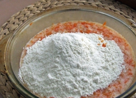 1. Этап. Морковная коврижка: 3. Муку просейте с разрыхлителем. В несколько этапов всыпайте, тщательно перемешивая. Тесто должно получиться однородным и без комочков. Кроме муки можно добавить немного манной крупы.