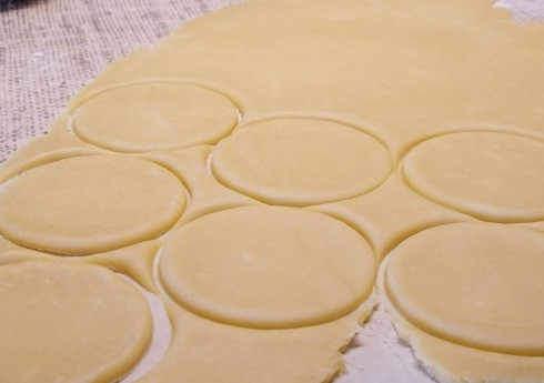 1. Этап. Тарталетки с начинкой: Затем раскатываем его в пласт толщиной 3-4 мм. И стаканом, диаметр которого чуть больше диаметра формочек, выдавливаем кружки.