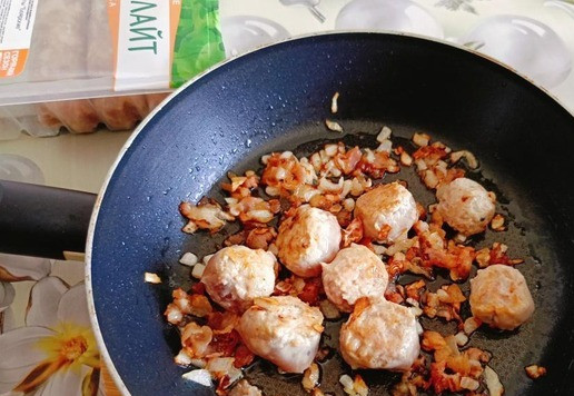 1. Этап. Кулеш с купатами и вялеными томатами: На сковороде обжарить нарезанный бекон с луком. Купаты нарезать кусочками типа фрикаделек и обжарить еще минуту-другую, чтобы мясо побелело.