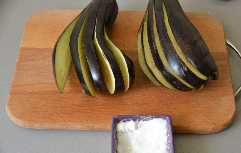 1. Этап. Баклажаны Жар-птица: Вымойте и просушите баклажаны, нарежьте на пластинки толщиной 0,7-1 см. Не доходя 2 см. до основания.