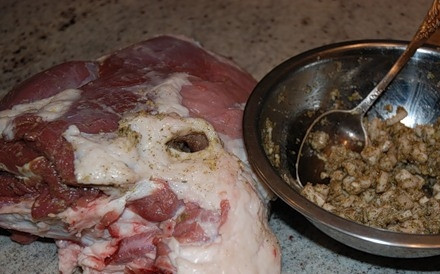 1. Этап. Запеченная баранья нога в рукаве: В миске смешиваем жир, измельченную головку чеснока, соль, розмарин и тимьян. Затем делаем ножом проколы в мясе, расширяем их немного пальцем и начиняем эти дырочки полученной смесью.