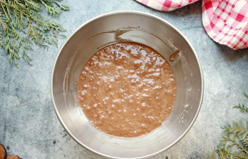 1. Этап. Торт Белые ночи: Соедините обе массы и аккуратно перемешайте. Муку соедините с какао порошком, разрыхлителем и просейте в яичную массу. Все аккуратно перемешайте до пышного, однородного теста.