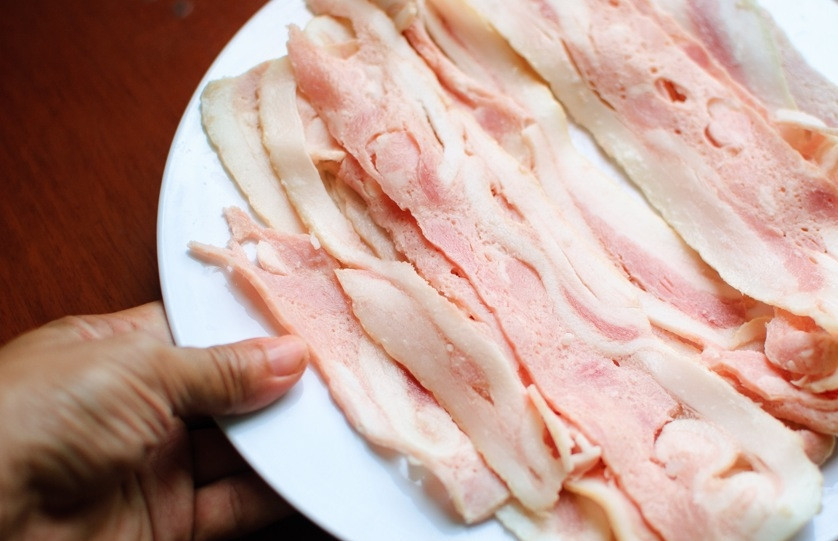 1. Этап. Бекон в микроволновке: Тонко нарежьте бекон (впрочем, обычно он уже продается нарезанным).