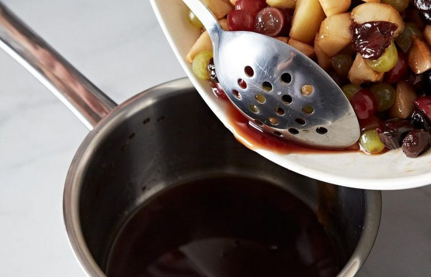 1. Этап. Соус Мостарда: 3. Аккуратно слейте сироп, доведите его до кипения и снова залейте им фрукты.