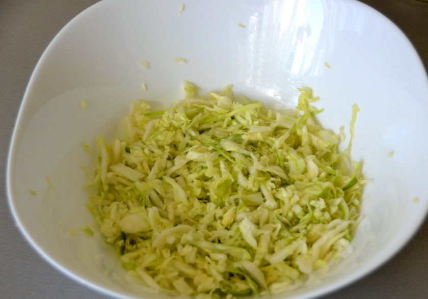 1. Этап. Винегрет со шпротами: Руками помните капусту до мягкости.