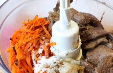 1. Этап. Печеночный пирог из куриной печени: Выкладываем их в чашу блендера и измельчаем до состояния пюре.