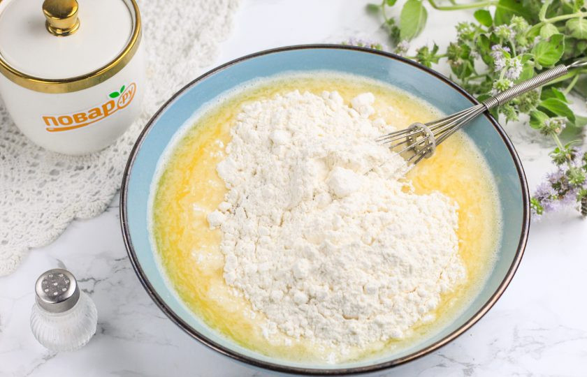 1. Этап. Кокосовые кексы: Последними вмешайте пшеничную муку высшего сорта и разрыхлитель. Муки может потребоваться чуть больше или чуть меньше в зависимости от величины куриных яиц.