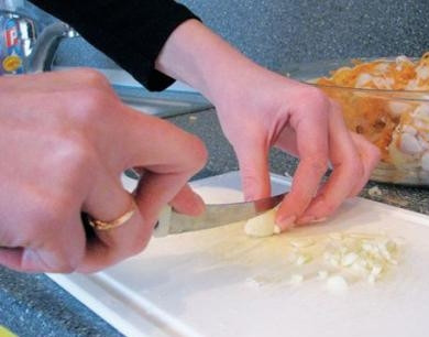 1. Этап. Хе из судака: Теперь чеснок выдавливаем через чесночницу или нарезаем и добавляем к остальным ингредиентам.