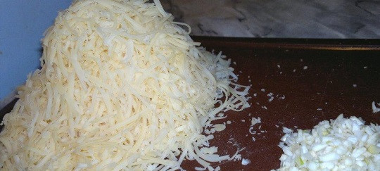 1. Этап. Крабовые палочки с сыром: 2. Сыр натереть на средней или мелкой терке. В рецепт приготовления крабовых палочек с сыром можно использовать не только твердый, но и плавленный сырок, например. Чеснок очистить и измельчить. Можно пропустить через пресс или нарезать ножом.