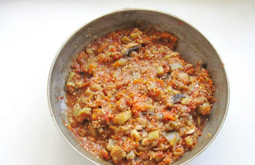 1. Этап. Икра из баклажанов с шампиньонами: Сковороду накройте крышкой и тушите овощи с грибами на среднем огне до готовности.