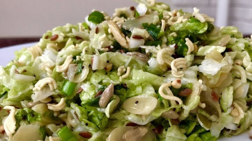 1. Этап. Хрустящий салат с мивиной: 4. Заправьте салат заправкой, ее количество регулируйте по вкусу. Посыпьте салат измельченной мивиной и подавайте. Приятного аппетита!