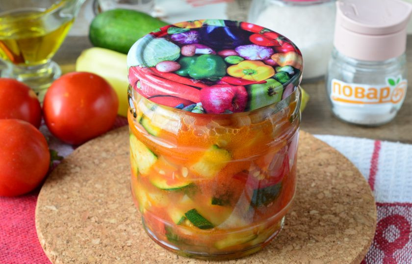 1. Этап. Цукини с помидорами и перцем на зиму: Храните заготовку в прохладном месте до зимы. Из указанного количества ингредиентов получается 2 баночки по 500 мл.