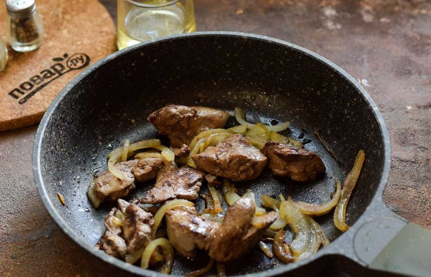 1. Этап. Салат с печенью и брокколи: Печень с луком жарьте на растительном масле по 2-3 минуты с каждой стороны, до румяной корочки.