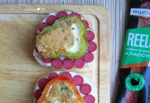 1. Этап. Бутерброд с колбасками и омлетом: В центр поместите по кружочку перца с омлетом.