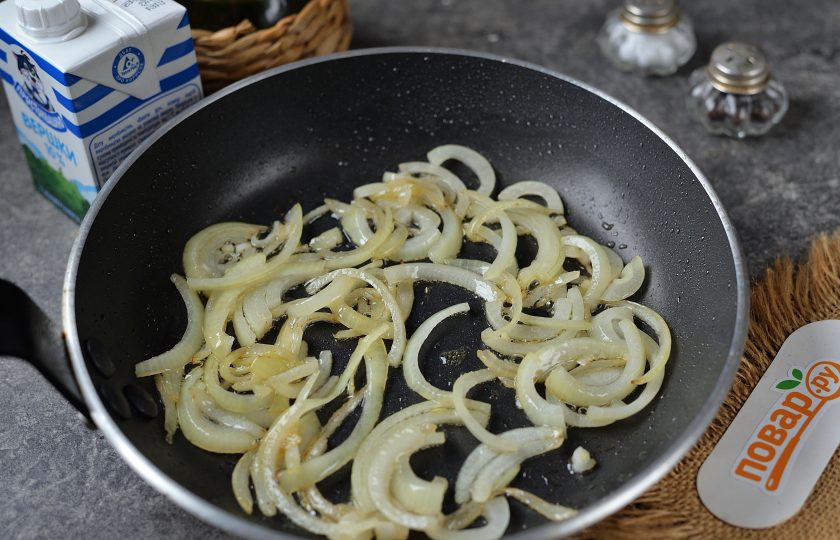 1. Этап. Семга со шпинатом в сливочном соусе: В это же масло выложите нарезанный полукольцами репчатый лук. Обжарьте несколько минут на умеренном огне до мягкости.