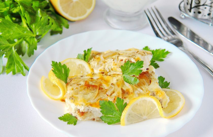 1. Этап. Камбала в сливках: 6. Перед подачей украшаем рыбу петрушкой и дольками лимона. Приятного аппетита!