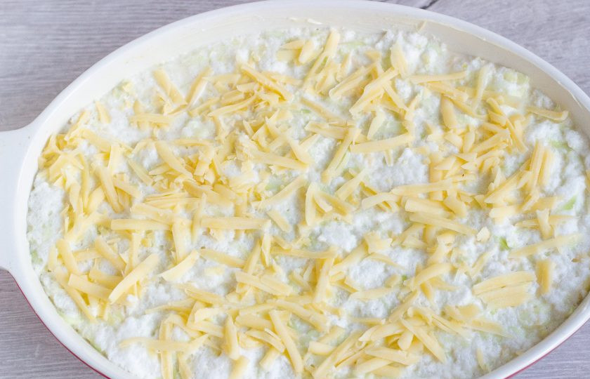 1. Этап. Кабачковое суфле под сырной шапкой: Сверху посыпьте натертым сыром и поставьте в разогретую до 180 градусов духовку на 30 минут.