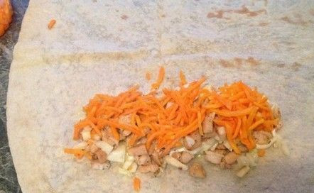 1. Этап. Шаурма с крабовыми палочками: За это время мясо уже должно быть готово. Пришло время добавить начинку в лаваш. Насыпаем все приготовленное в лаваш. Не забываем про крабовые палочки. Желательно разморозить их и завернуть в середину начинки.