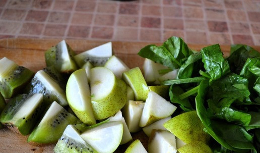 1. Этап. Смузи Изумруд: Нарезать груши, киви, шпинат. По желанию, киви и груши можно очистить от кожуры. Я не очищаю.