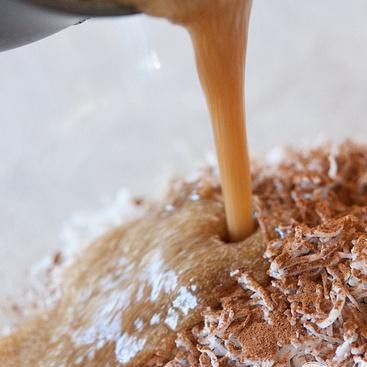 1. Этап. Кокосовая гранола: 3. Вылить масляную смесь на овсяную смесь и перемешать.