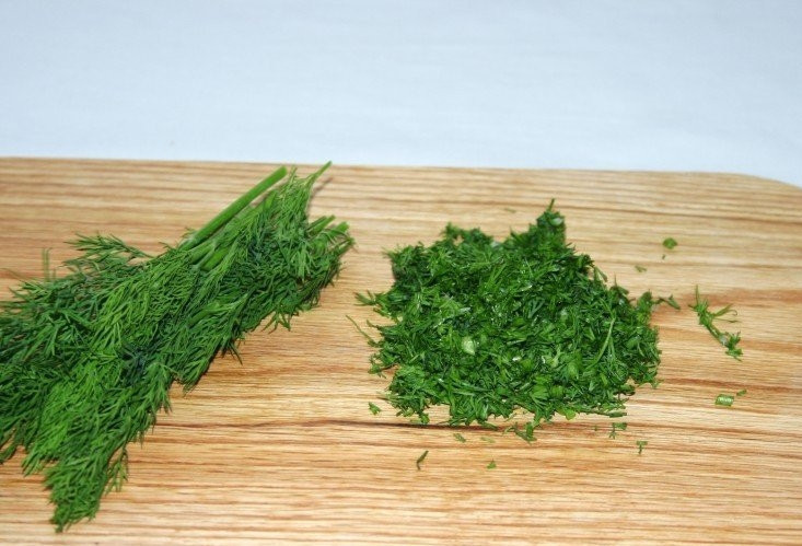 1. Этап. Хрен со сметаной: 3. Нарезаем мелко укроп.