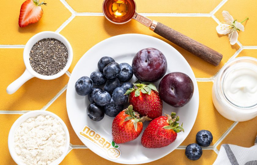 1. Этап. Замороженный йогурт с ягодами: Подготовьте все ингредиенты.