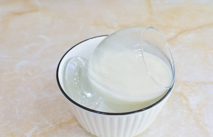 1. Этап. Панна котта Ты и я: В стаканчики разлейте ванильный слой. Сами стаканчики расположите под наклоном. Уберите в холодильник на 2-4 часа, до полного застывания.