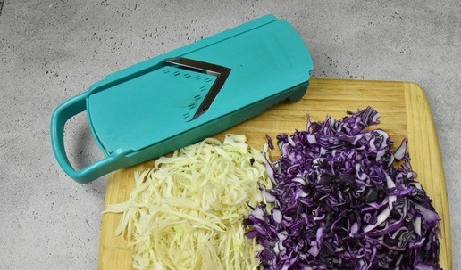 1. Этап. Коул слоу с индейкой: Нашинкуйте тонкой соломкой капусту. Воспользуйтесь ножом или специальной теркой.