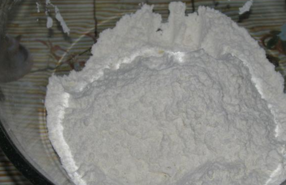 1. Этап. Заварное тесто для беляшей: В глубокую емкость просеиваем горкой муку.