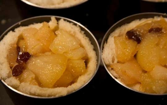 1. Этап. Шарлотка с грушами: 5. Распределите начинку между всеми формочками и выложите внутрь.