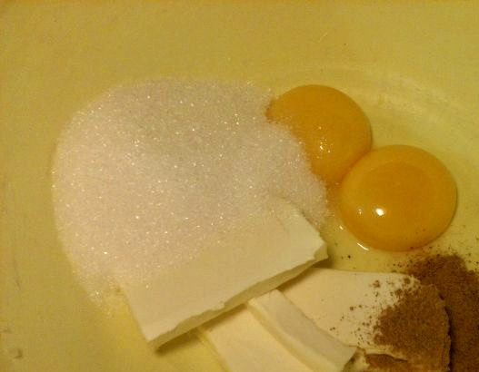 1. Этап. Овсяное печенье из овсяных хлопьев: Теперь отделим белки от желтков. Белки пока отставим. Насыпаем в желтки сахар и корицу. Кладем 50 грамм сливочного масла. Все ингредиенты тщательно растираем до однородной массы.