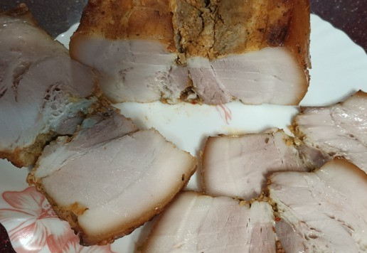 1. Этап. Грудинка запеченная в духовке: Грудинку освобождаем от фольги и нитей. Нарезаем. Приятного аппетита.