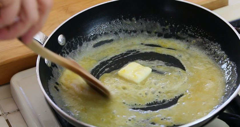 1. Этап. Грушево-яблочные кексы: 6. Закарамелизуйте смесь, а потом добавьте масло. Расплавьте его.