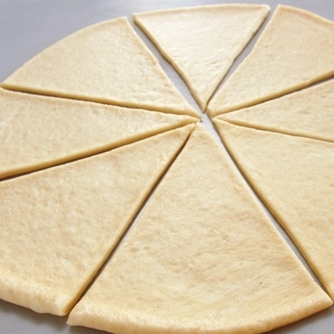 1. Этап. Вишневые бухты: Каждую лепешку разрезаем на треугольники.