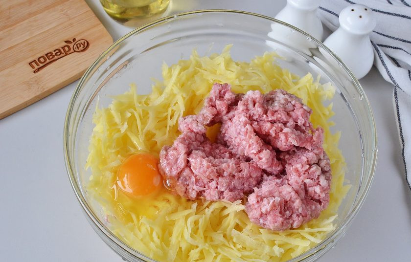 1. Этап. Драники картофельные с фаршем: Добавьте яйцо и фарш, хорошо перемешайте.