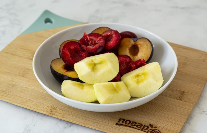 1. Этап. Яблочное пюре со сливами на зиму: Сливы помойте, разрежьте пополам и удалите косточки. Яблоки помойте, очистите от кожуры, разрежьте на 4 части и удалите сердцевину.