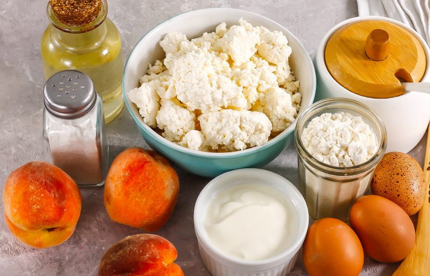 1. Этап. Творожная запеканка с персиками в мультиварке: Подготовьте указанные ингредиенты.